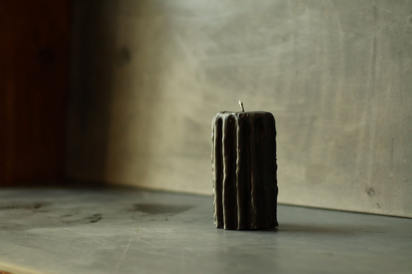 נר בינוני שחור מטפטף שעוות דבורים 15.5x8