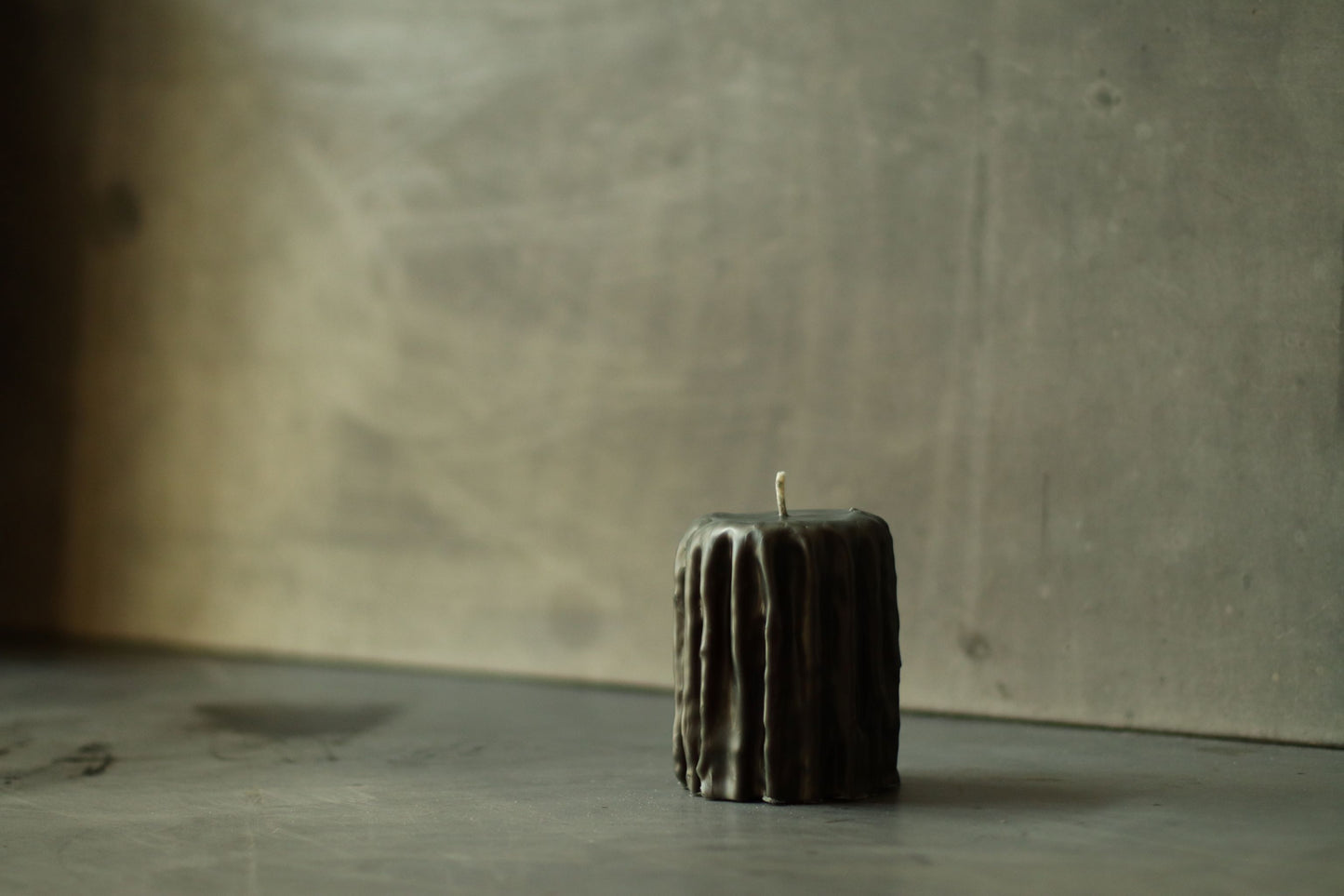 נר קטן שחור מטפטף משעוות דבורים 10.5x8