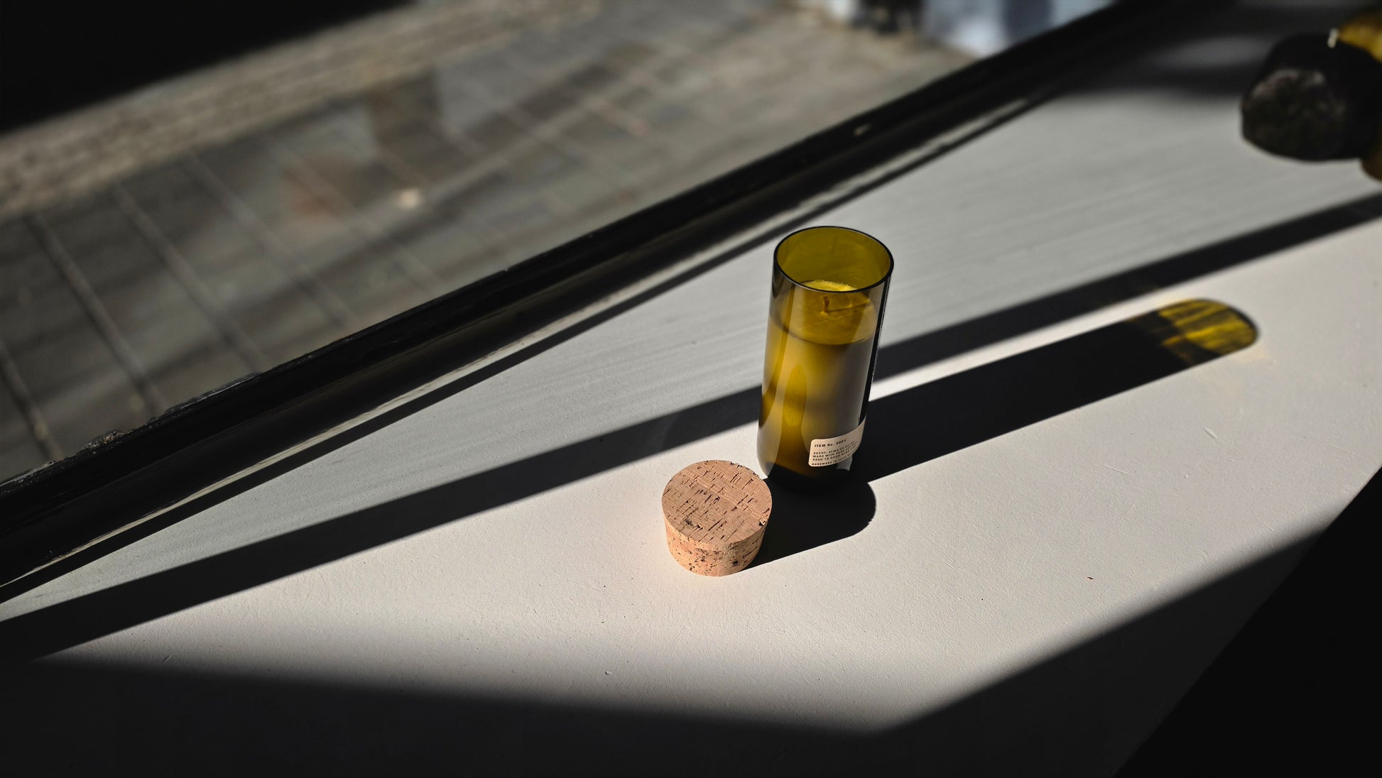 Alma en Calma loft candle – natural soy candle in upcycled wine bottle by CANDLEROOM


