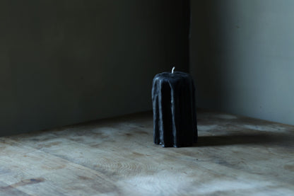 נר בינוני שחור מטפטף שעוות דבורים 15.5x8