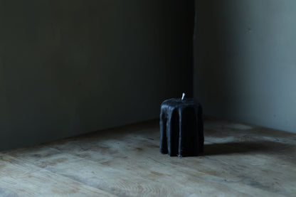 נר קטן שחור מטפטף משעוות דבורים 10.5x8