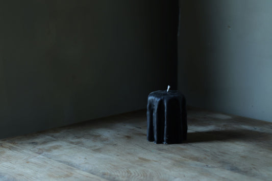 Petite bougie en cire d'abeille noire goutte à goutte 10,5x8