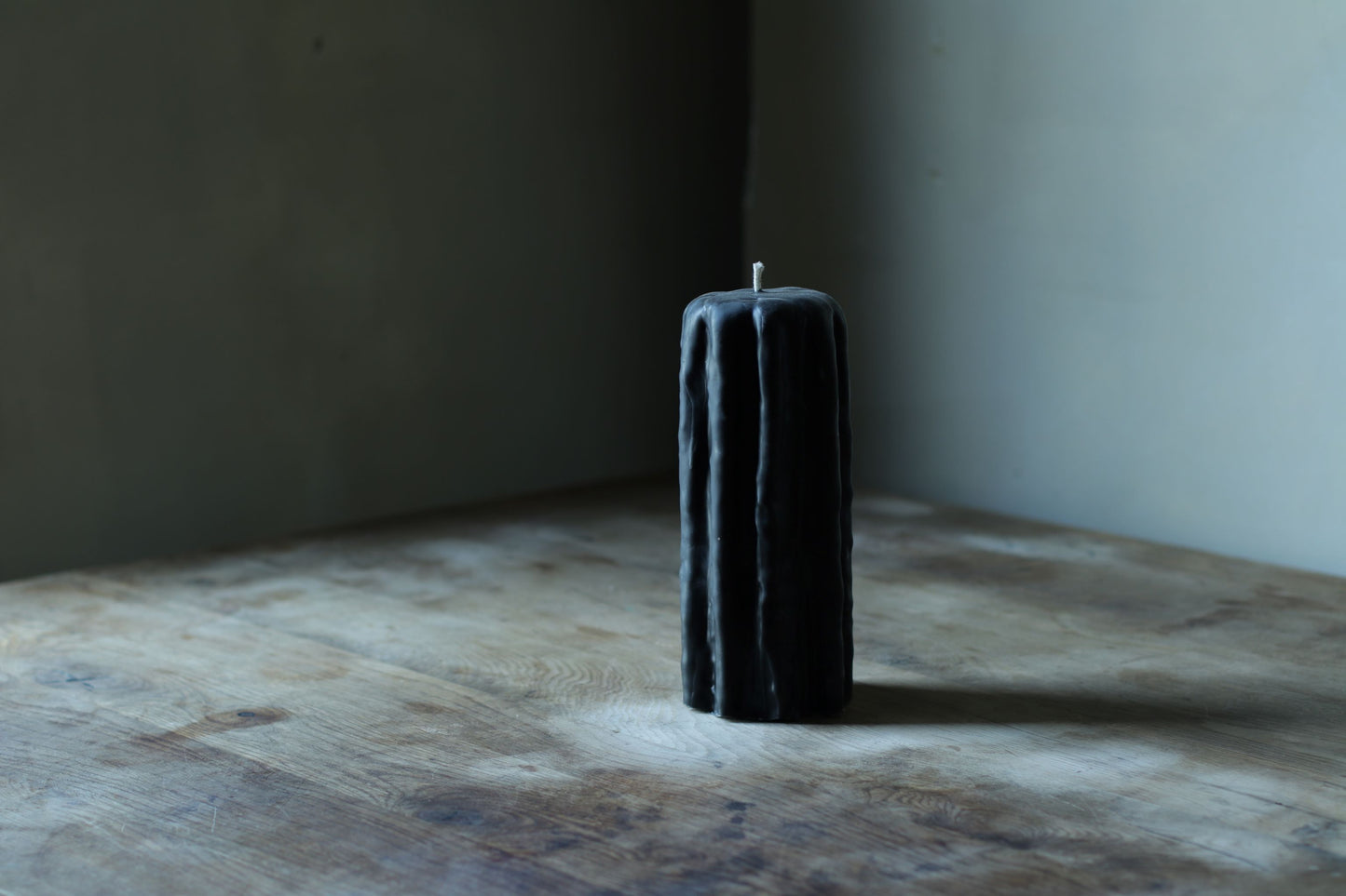 נר גדול מטפטף משעוות דבורים שחורה 23.5x8