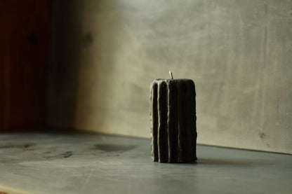 נר בינוני שחור מטפטף שעוות דבורים 15.5x8