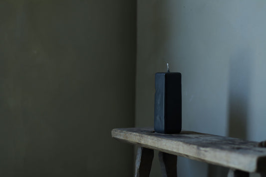 נר מלבן צר מפוסל שחור 6X17